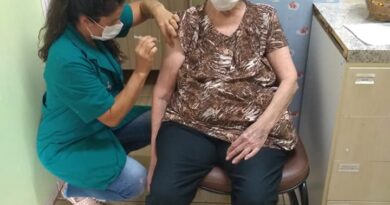 Lorinha Dresch, primeira idosa guarujaense vacinada